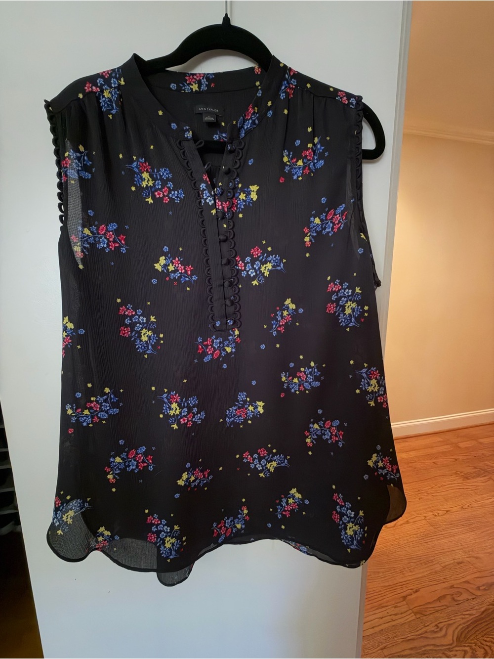 Ann Taylor Black Sleeveless Floral button-Up Camisole